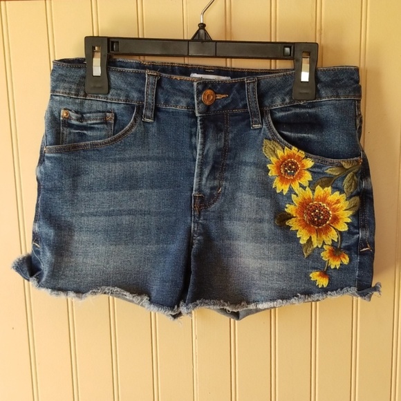 Kensie Pants - Kensie shorts size 21/26 frayed hem embroidered